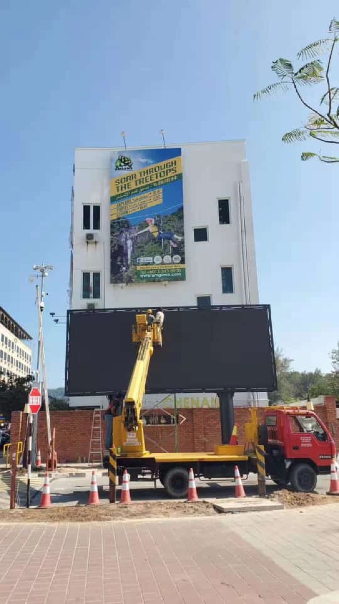 Pantalla LED gran formato instalada en fachada de edificio