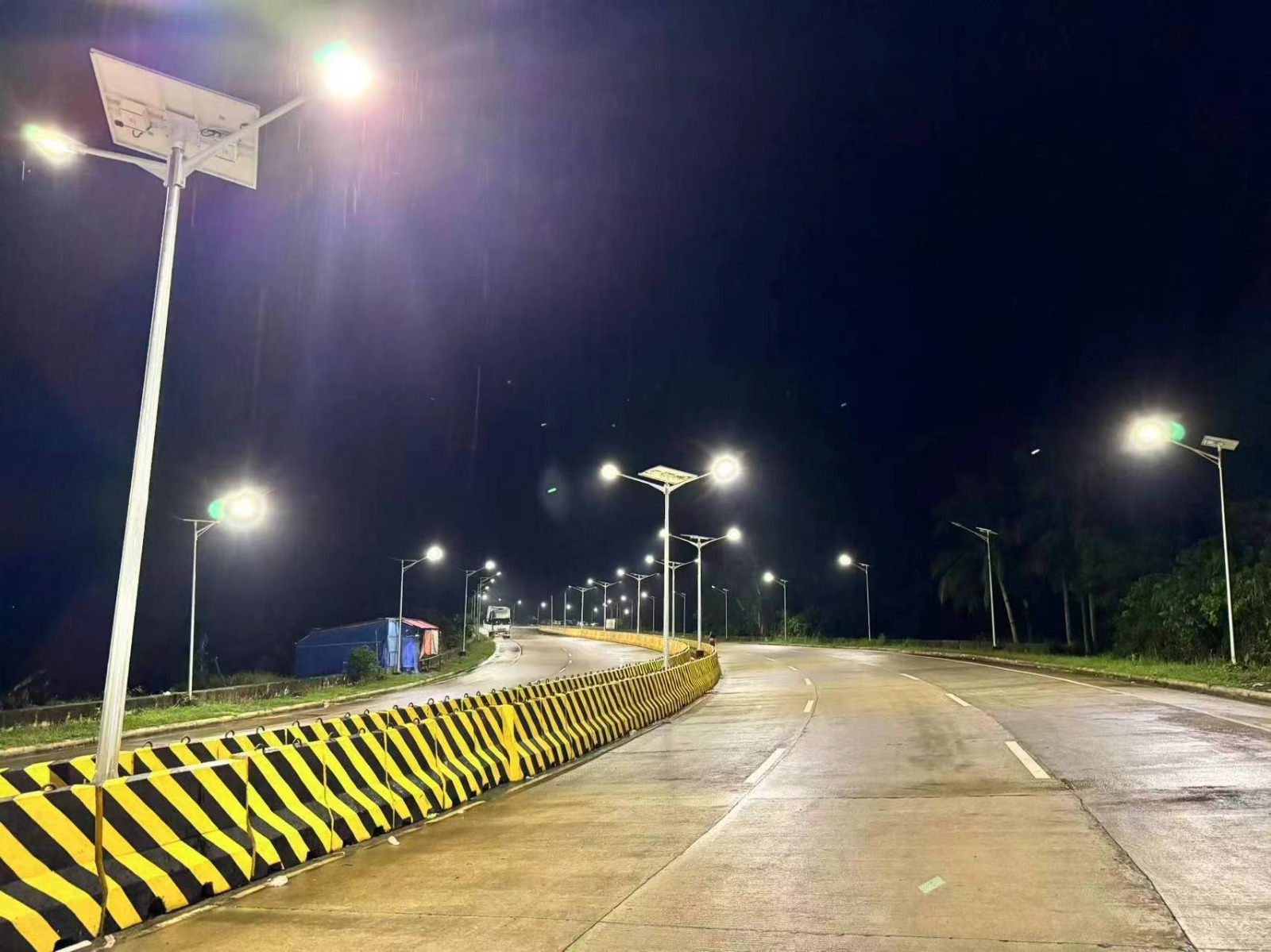 Luminarias solares LumFrame en operación real, carretera iluminada de noche